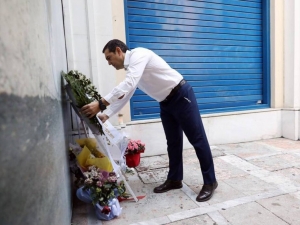 Τσίπρας και Κουτσούμπας κατέθεσαν στεφάνι στη Marfin