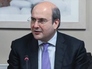 Χατζηδάκης προς αντιπολίτευση: Εσείς είστε με τα δόγματα και τις συντεχνίες και εμείς με τους 6,5 εκατ. ανυπεράσπιστους ασφαλισμένους