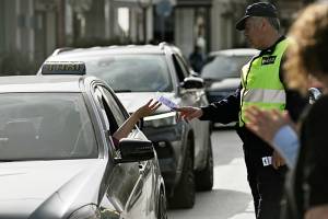 Φρένο στην οδήγηση υπό την επήρεια αλκοόλ επιχειρούν να βάλουν φαρμακοποιοί και Τροχαία, διανέμοντας δωρεάν self test