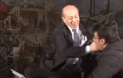 Τουρκία: Σάλος με δημοσιογράφο που χαστούκισε τεχνικό στον αέρα