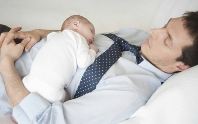 Άδεια πατρότητας με αποδοχές - Προστασία και των δύο γονέων από την απόλυση