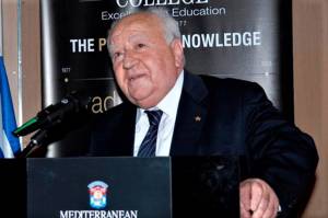 Πέθανε ο γνωστός σεισμολόγος Βασίλης Παπαζάχος