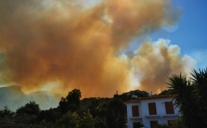 Σε πλήρη εξέλιξη η μεγάλη φωτιά στη Σάμο