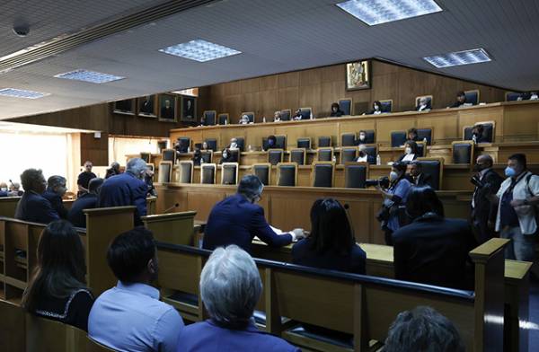 Ύβρεις και παραλίγο ξύλο στο Ειδικό Δικαστήριο μεταξύ των συνηγόρων Παπαγγελόπουλου - Τουλουπάκη