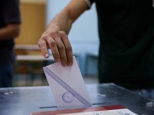 Δημοσκόπηση Real Polls: Πρώτη με 27,5 η ΝΔ - Στο 14,1% ο Τσίπρας, 11,4% για την Μ. Καρυστιανού