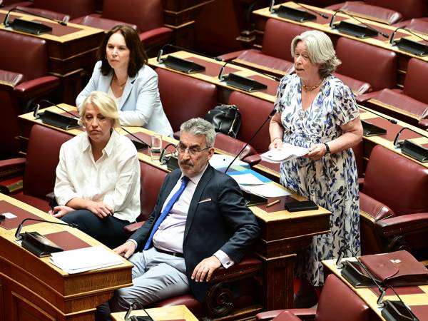 Η Αθηνά Λινού έστειλε εξώδικο στον Παύλο Πολάκη: «Κατέβασε τις συκοφαντικές αναρτήσεις σου»