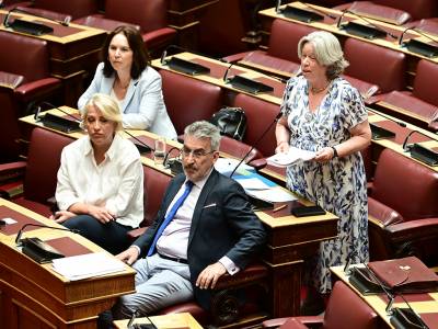 Η Αθηνά Λινού έστειλε εξώδικο στον Παύλο Πολάκη: «Κατέβασε τις συκοφαντικές αναρτήσεις σου»