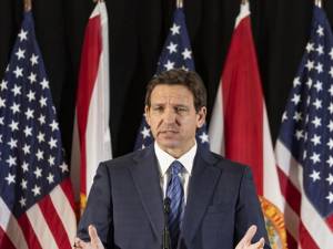 Ρον Ντε Σάντις: Aποχωρεί από την κούρσα για το χρίσμα των Ρεπουμπλικανών - Θα στηρίξει τον Τραμπ για πρόεδρο