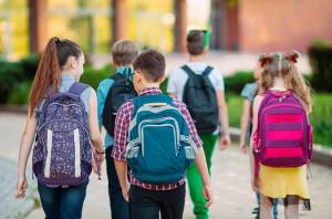 Σκολίωση: Αποτελεί κίνδυνο η σχολική τσάντα;