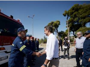 Αυτοψία Μητσοτάκη στις πληγείσες περιοχές της Πεντέλης