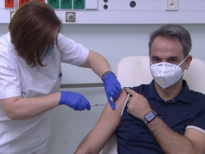 Εμβολιάστηκαν Σακελλαροπούλου, Μητσοτάκης, Τσιόδρας