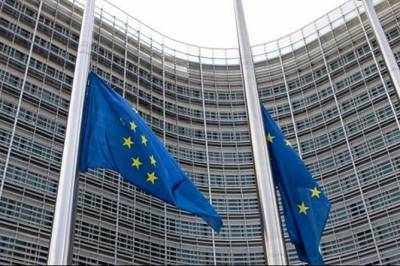 ΕΕ: Μεσίστιες οι σημαίες στα κτήρια της Κομισιόν για τα θύματα της τραγωδίας των Τεμπών