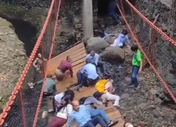 Μεξικό: Πεζογέφυρα κατέρρευσε την ώρα που εγκαινιαζόταν (vid)