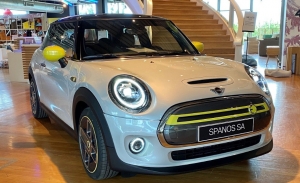 Το πρώτο αμιγώς ηλεκτρικό MINI «μπήκε» στην COCO-MAT Κηφισιάς