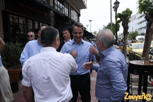 Βόλτα του Κυριάκου Μητσοτάκη στο Πασαλιμάνι