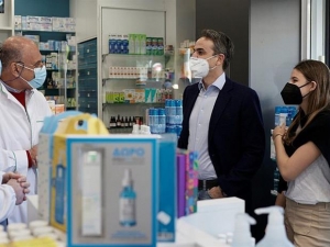 Σε φαρμακείο με την κόρη του ο Κ. Μητσοτάκης για self test