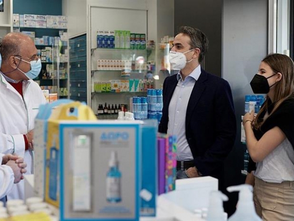 Σε φαρμακείο με την κόρη του ο Κ. Μητσοτάκης για self test