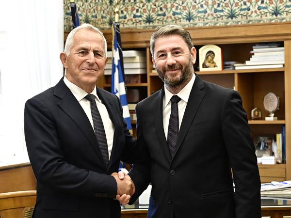 Στο ΠΑΣΟΚ υποδέχτηκε τον Ευάγγελο Αποστολάκη ο Νίκος Ανδρουλάκης