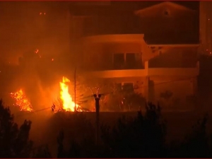 Μεγάλη αναζωπύρωση στο Κρυονέρι - Καίγονται σπίτια στην Ιπποκράτειο Πολιτεία - Εκκενώνονται Καπανδρίτι, Πολυδένδρι και Μαλακάσα
