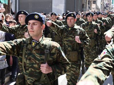 Ο Στέφανος Κασσελάκης ντυμένος στα χακί παρήλασε στη Θήβα για την 25η Μαρτίου