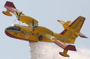 Ένα Canadair CL-415 στέλνει η Ελλάδα στην Αλβανία για τη μεγάλη πυρκαγιά στη νήσο Σάσων
