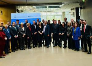 Attica Bank: Η Έλενα Βρεττού χτύπησε το καμπανάκι για την έναρξη της συνεδρίασης του ΧΑ