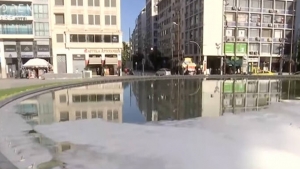 Το συντριβάνι της Ομόνοιας γέμισε σαπουνάδες