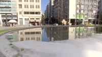 Το συντριβάνι της Ομόνοιας γέμισε σαπουνάδες