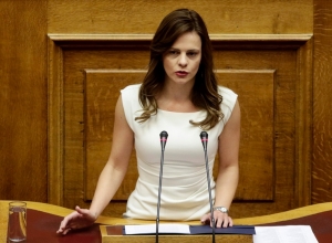 Έφη Αχτσιόγλου: «Ο νόμος Χατζηδάκη νομιμοποίησε την εργοδοτική αυθαιρεσία»