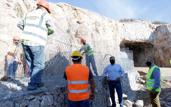Στις 6.30 σήμερα το απόγευμα παραδίδονται στην κυκλοφορία και τα δύο ρεύματα του οδικού άξονα Βάρκιζας – Σουνίου πλησίον των σηράγγων (Τρύπες Καραμανλή) στη Βάρκιζα