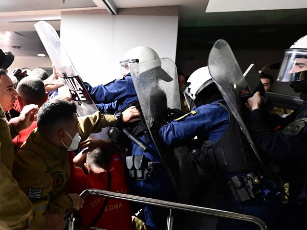 Βασίλης Κικίλιας: «Προβοκάτσια» η εισβολή των εποχικών Πυροσβεστών στο Υπουργείο